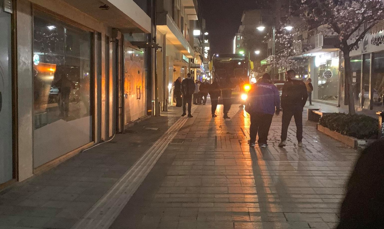 ΑΕΛ-Ολυμπιακός: Άγρια... υποδοχή των «ερυθρόλευκων»  στη Λάρισα (video+photos)