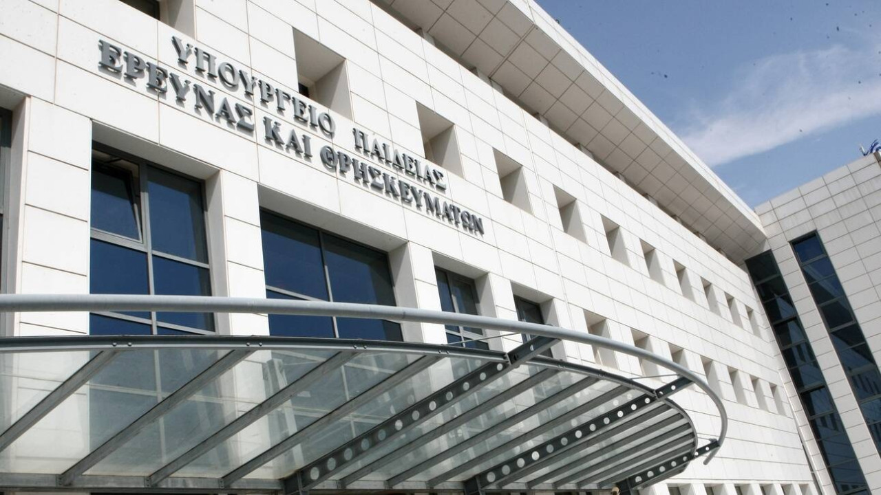 Υπουργείο Παιδείας: Εκπαιδευτικοί και μαθητές ειδικών σχολείων να κλείσουν ραντεβού για εμβολιασμό