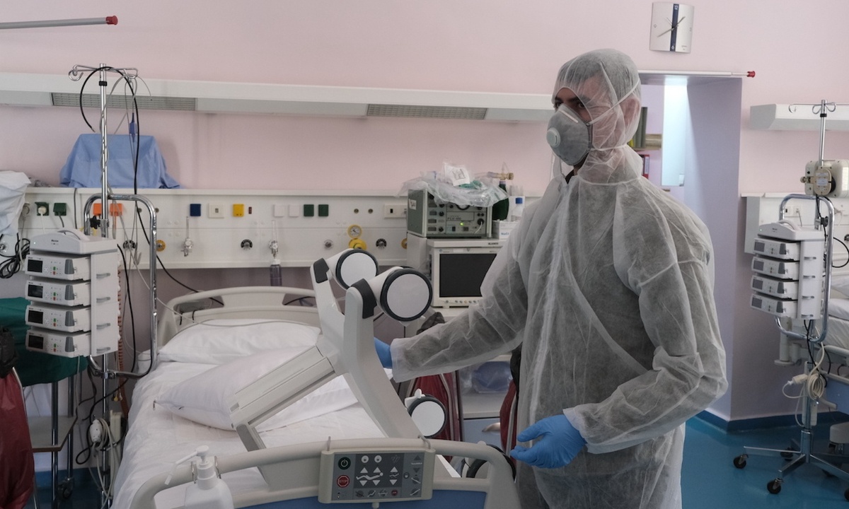 Επίταξη προ των πυλών: «Στενάζουν» τα νοσοκομεία, γέμισαν οι ΜΕΘ στην Αττική- Τι απαντούν οι γιατροί