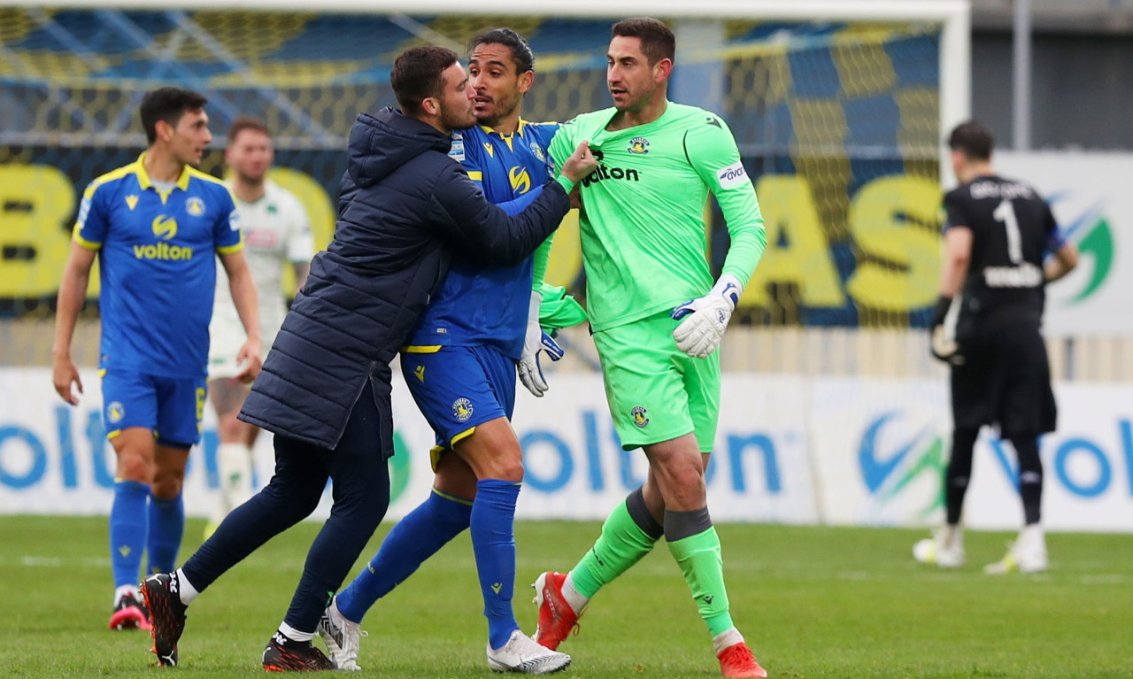 Φωτογραφικές «αποδείξεις» από τη σύρραξη στα αποδυτήρια της Τρίπολης (photos)