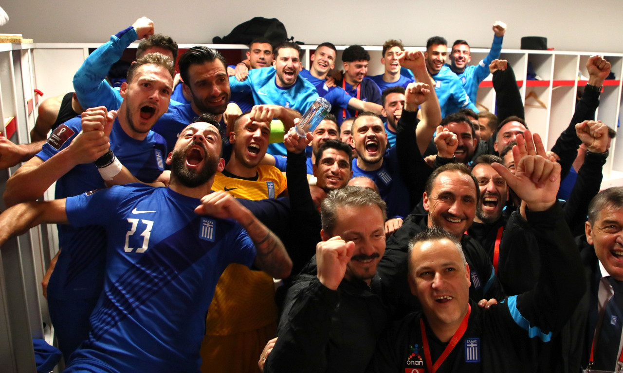 Ελλάδα: Το τρελό γαλανόλευκο… πάρτι στα αποδυτήρια (photos+video)