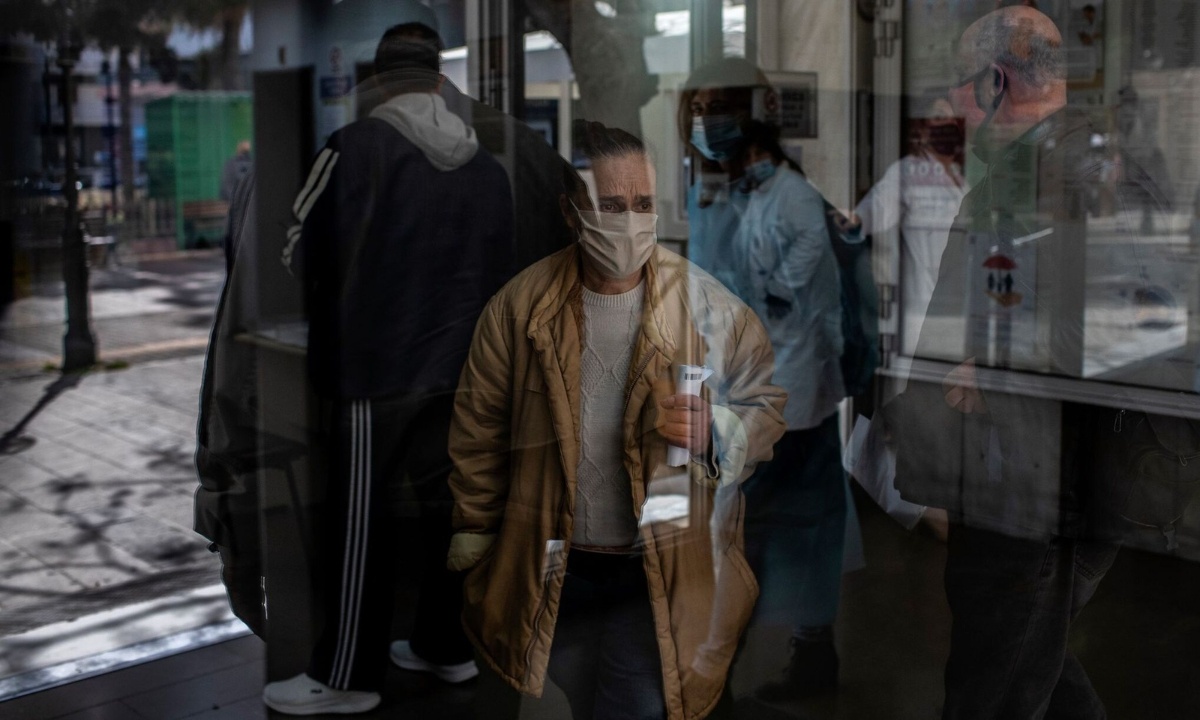 Κρούσματα σήμερα: «Ζωσμένη» η Αττική, ανακοινώθηκαν 1.383 νέες μολύνσεις - Στα ύψη και η Θεσσαλονίκη