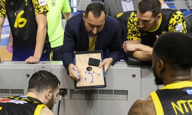 Καμπερίδης: «Ας κρίνουν τους διαιτητές όσοι είδαν το παιχνίδι»