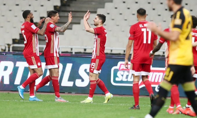 Ολυμπιακός: Οπαδοί στο Ρέντη - Αποθέωσαν τους παίκτες (videos)