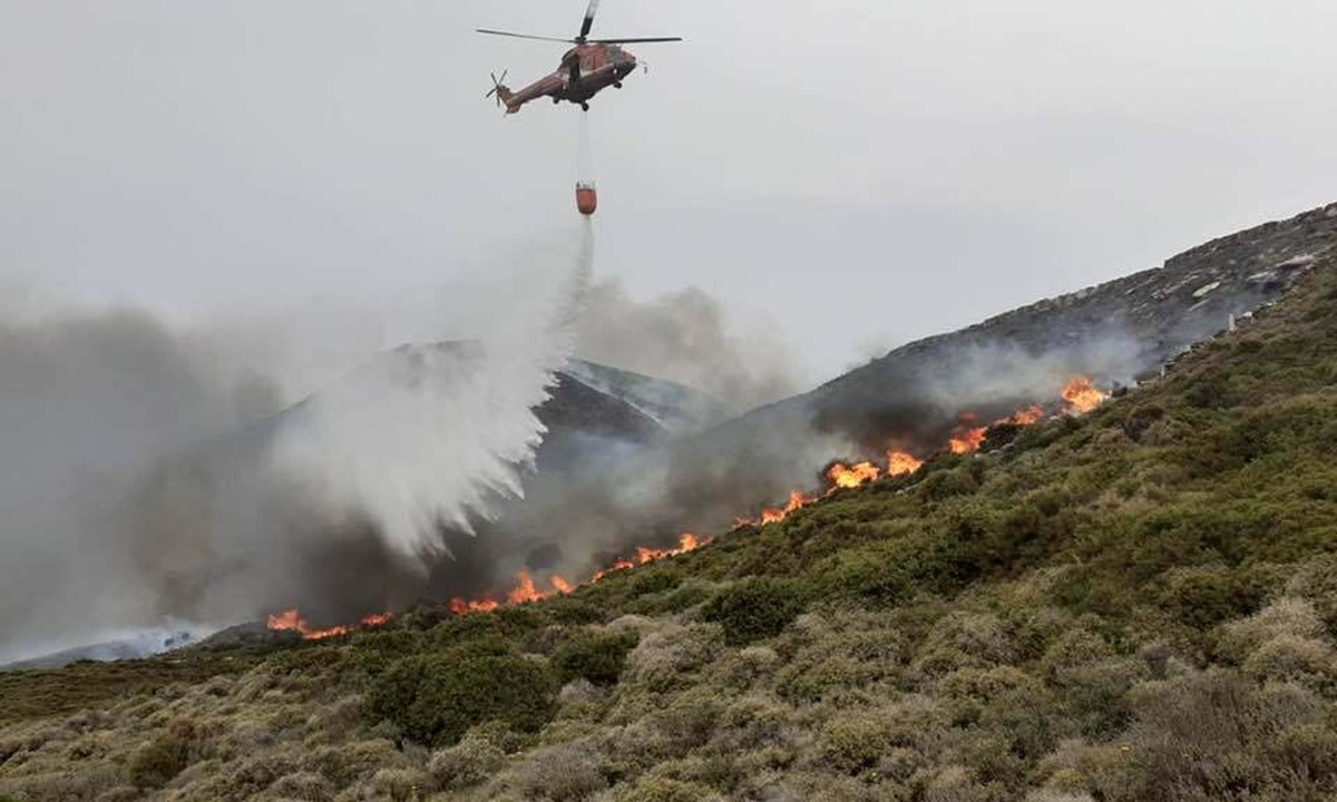 Φωτιά Άνδρος: Μαίνεται η μεγάλη πυρκαγιά - Ενισχύθηκαν οι πυροσβεστικές δυνάμεις (pics+vids)