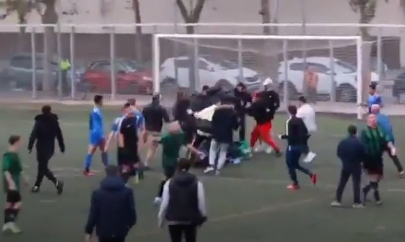 Αλύπητο ξύλο σε γήπεδο - Γυναίκες οπαδοί χτύπαγαν παίκτη (video+photos)