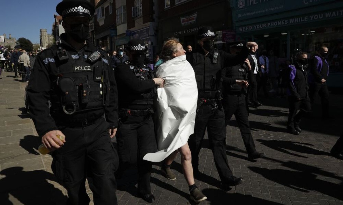 Κηδεία Πρίγκιπα Φίλιππου: Γυμνόστηθη αναστάτωσε το Ουίνδσορ (vid)