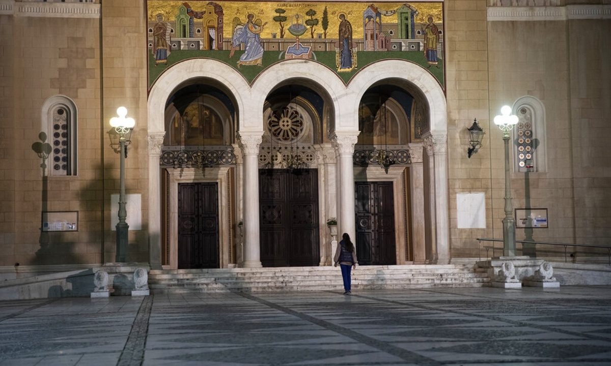 Πάσχα: Επιτάφιος γύρω από το ναό, Ανάσταση νωρίς και ψήσιμο στο... μπαλκόνι - Όλα τα σενάρια