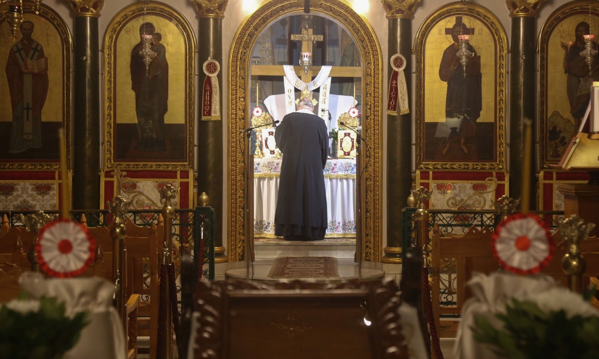 Πάσχα 2021: Ανάσταση στις 9 με πιστούς και πασχαλινό τραπέζι με self test- Τι εισηγούνται οι ειδικοί