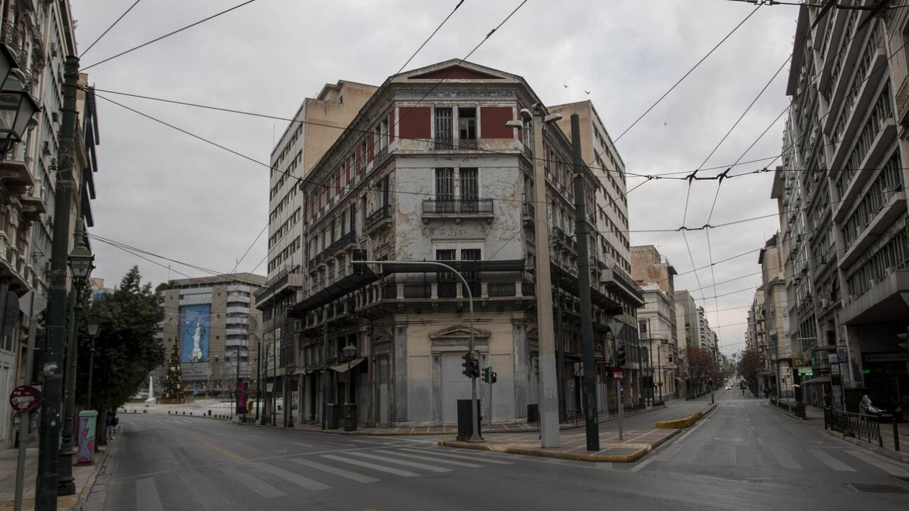 O χάρτης για την επιστροφή στην κανονικότητα: Πότε ανοίγουν σχολεία, εστίαση, λιανεμπόριο χωρίς SMS