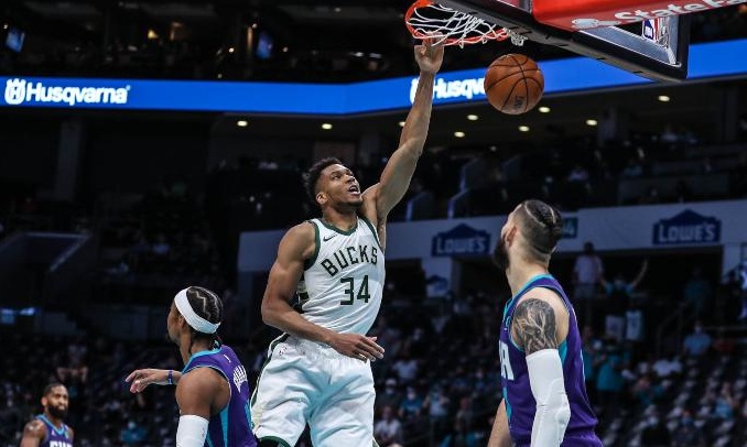 NBA: Ηγετική εμφάνιση Αντετοκούνμπο - Πέρασαν από τη Σάρλοτ οι Μπακς (video)