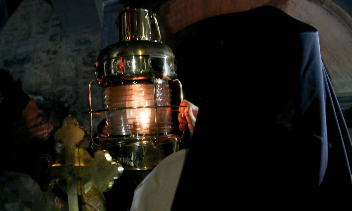 Πάσχα 2021: Έφτασε στην Αθήνα το Άγιο Φως - Χωρίς τιμές αρχηγού κράτους