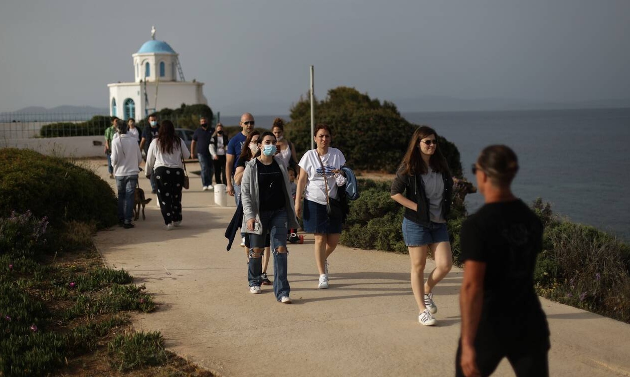 Κωδικός «πλήρης απελευθέρωση»: Πότε ανοίγουν σχολεία, μετακινήσεις, τουρισμός και παραλίες