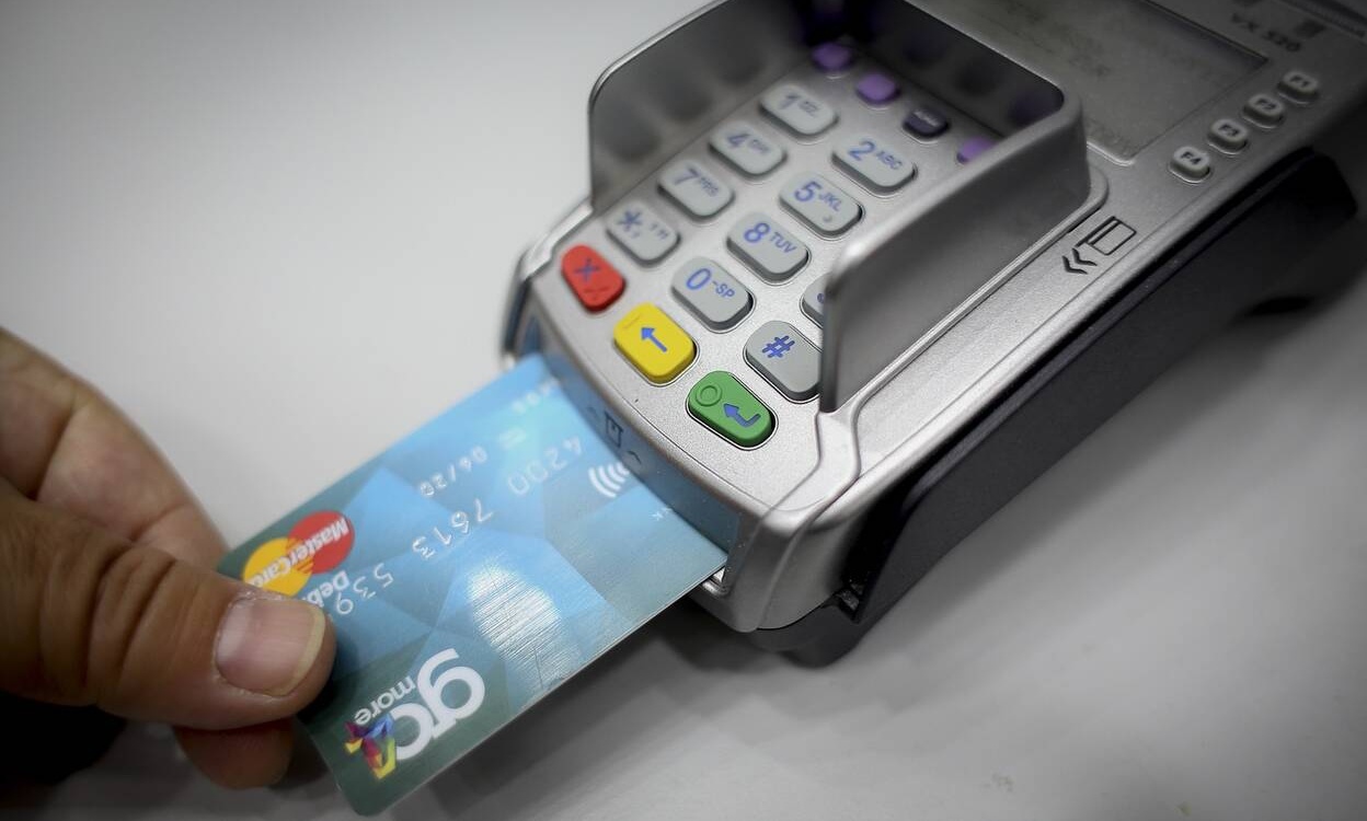 Ποιοι απαλλάσσονται οριστικά από τα πρόστιμα για τις e-αποδείξεις και ποιοι θα πληρώσουν κανονικά