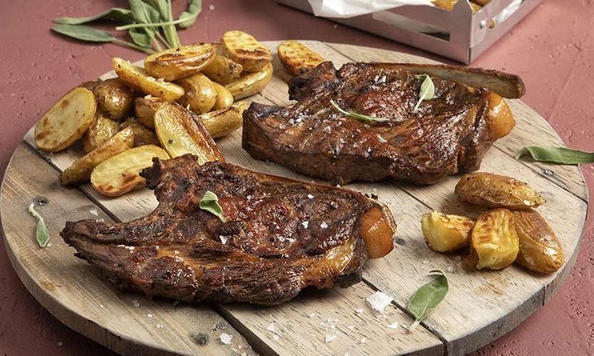 Άκης Πετρετζίκης: Καπνιστές χοιρινές μπριζόλες