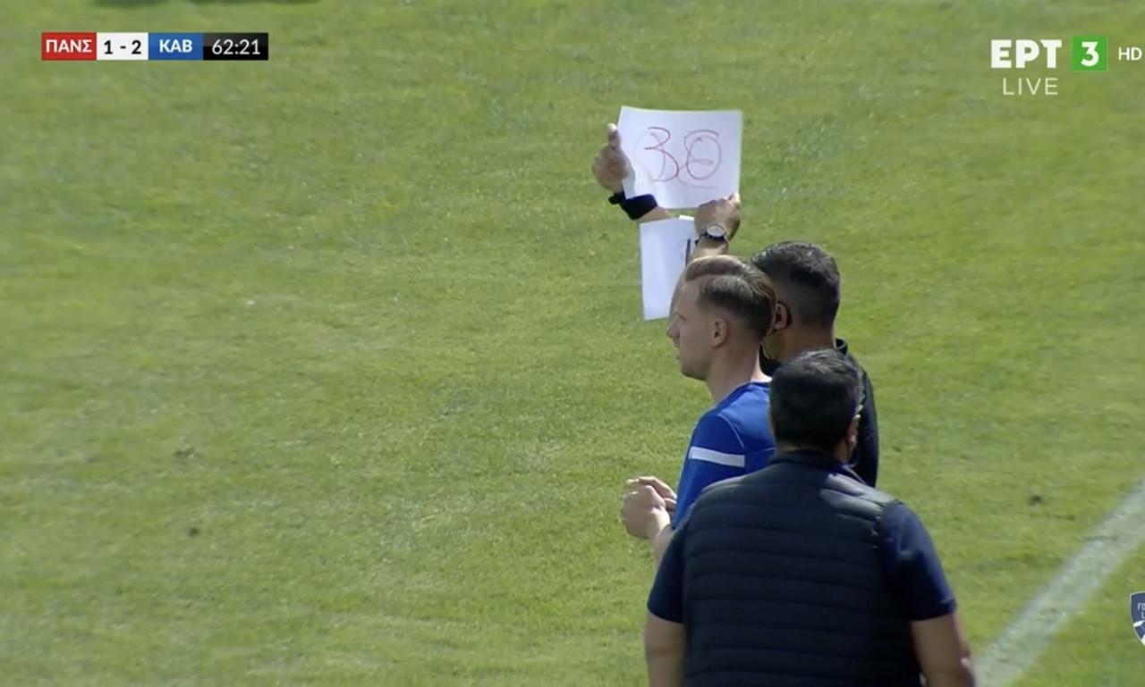 Επική στιγμή σε αγώνα της Football League: Αλλαγή σε κόλλα Α4 (photos+video)
