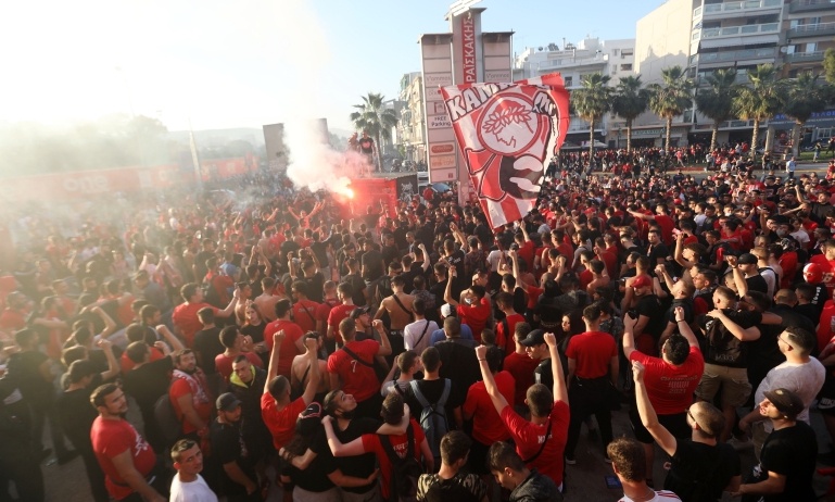 Ολυμπιακός-ΠΑΟΚ: Απίστευτες εικόνες συνωστισμού - Κόσμος με καπνογόνα έξω από το γήπεδο