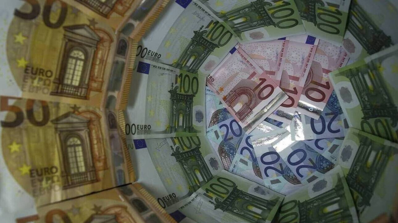 Κίνητρα με χρηματικά μπόνους για τους δημοσίους υπαλλήλους