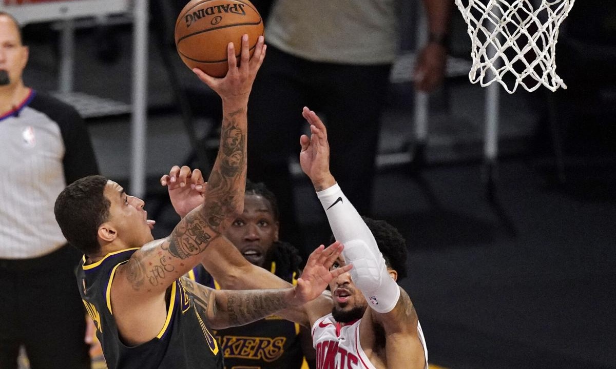 NBA: Δύσκολα οι Λέικερς, στα play offs οι Χοκς