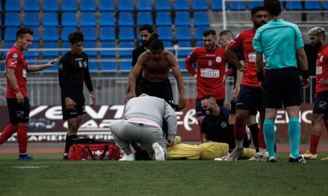 Super League 2: «Πάγωσαν» όλοι - Γύρισε η γλώσσα του, αλλά συνέχισε κανονικά στο ματς