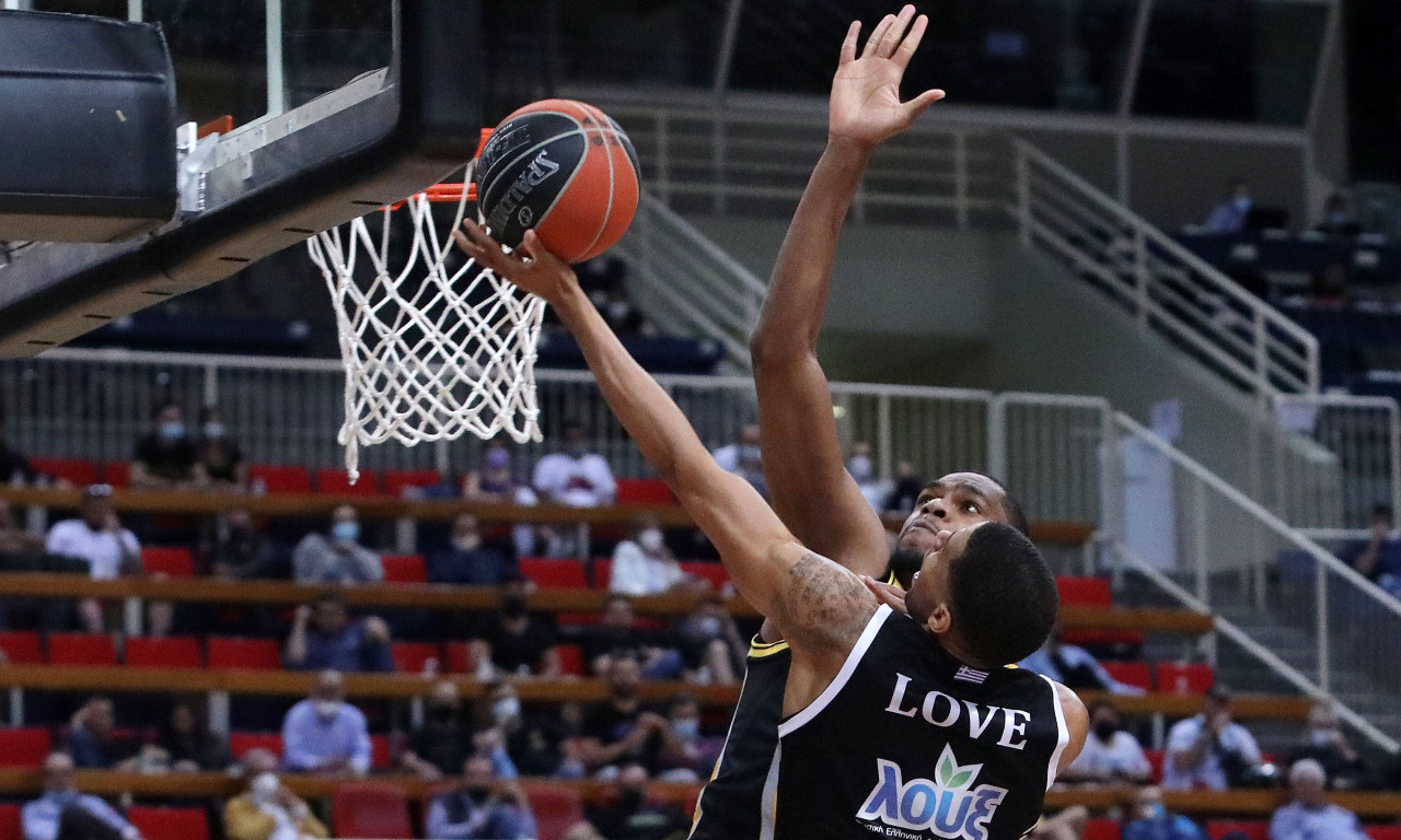 Η φάση που έβαλε φωτιά στο ΑΕΚ-ΠΑΟΚ: Το αντικανονικό κόψιμο που δεν είδαν οι διαιτητές (video)