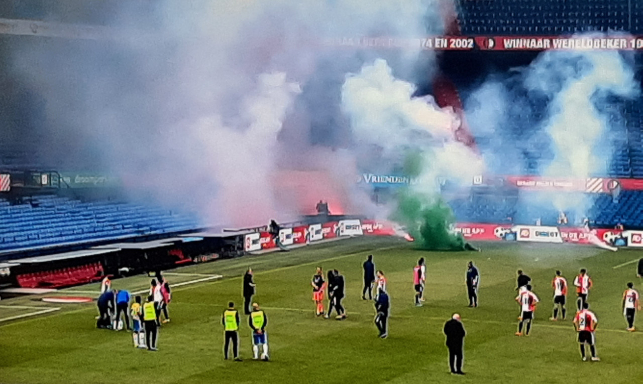 «Ντου» οπαδών με καπνογόνα στο Φέγενορντ-Βααλβάικ για παράξενο λόγο (video)