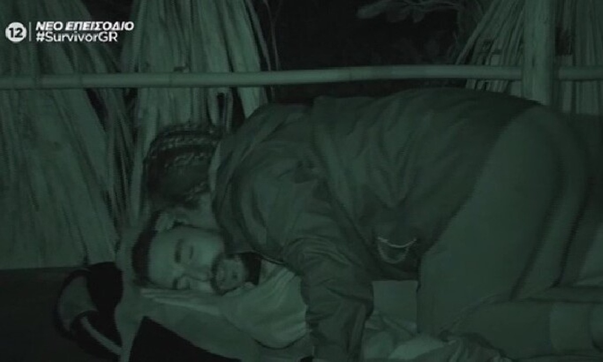 Survivor: Τα φιλιά και τα χάδια της Μαριαλένας στον Σάκη, αργά το βράδυ στην καλύβα!