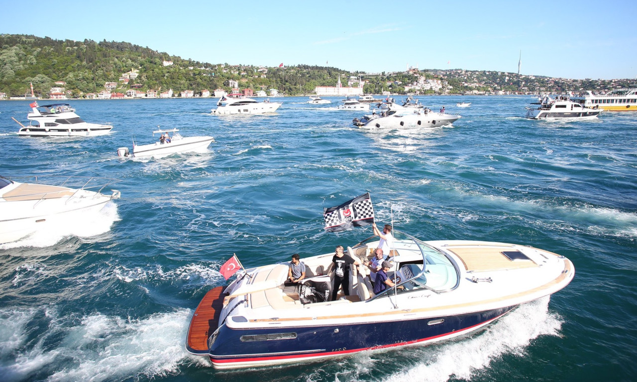 Χαμός στον Βόσπορο για την Μπεσίκτας: Φιέστα με σκάφη για το νταμπλ (video+photos)