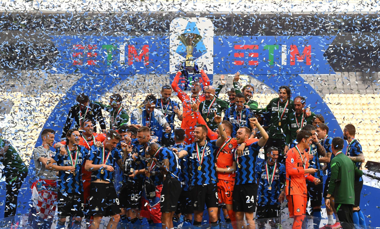 Ίντερ: Η απονομή και οι χιλιάδες κόσμου στο «Τζουζέπε Μεάτσα»! (Videos+Photos)