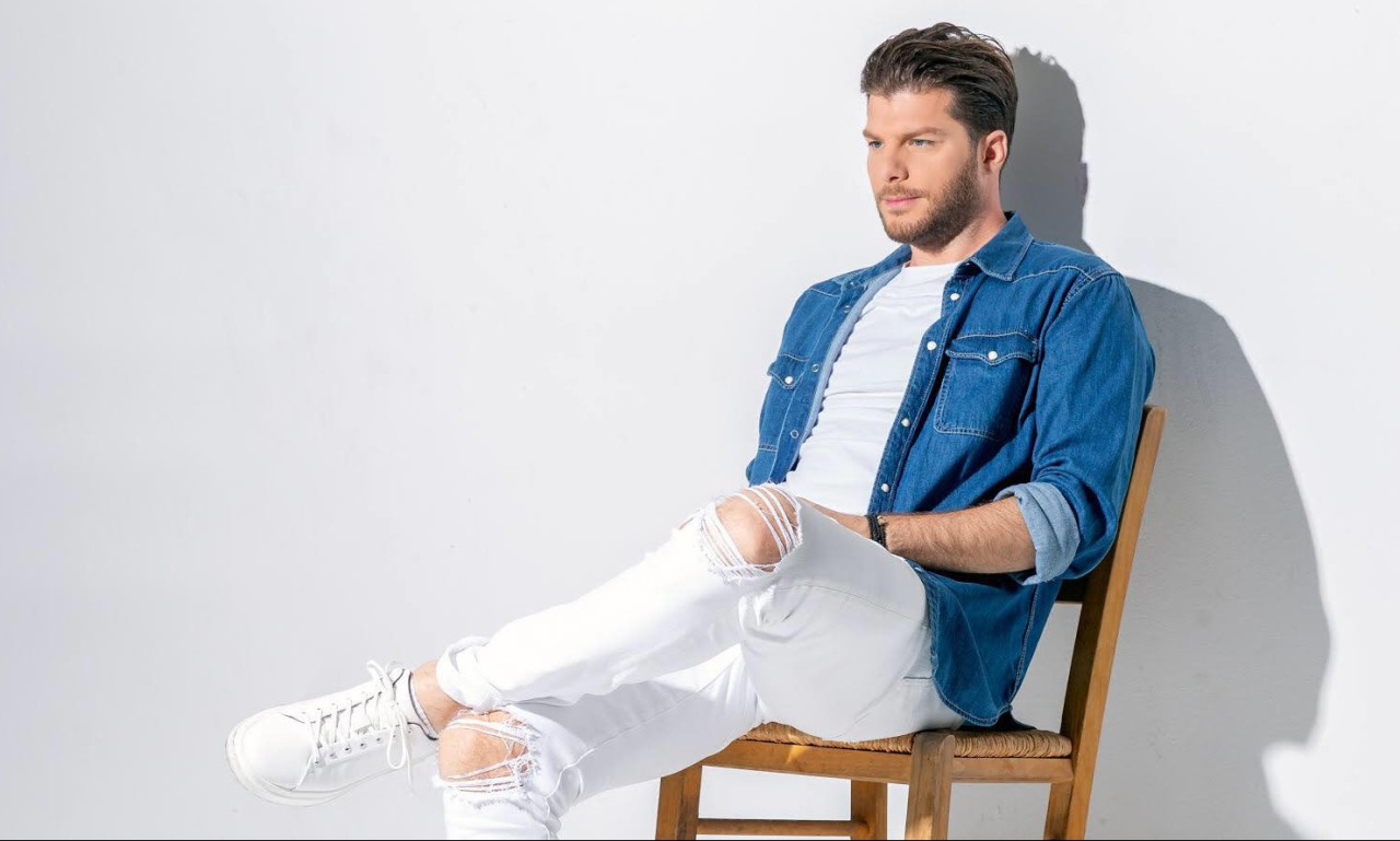 Ο Λούκας Γιώρκας τραγουδάει.... «Για την Ελλάδα»