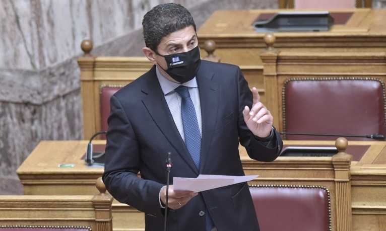 Ο Αυγενάκης δεν έχει τα... άντερα ούτε καν να απαντήσει!