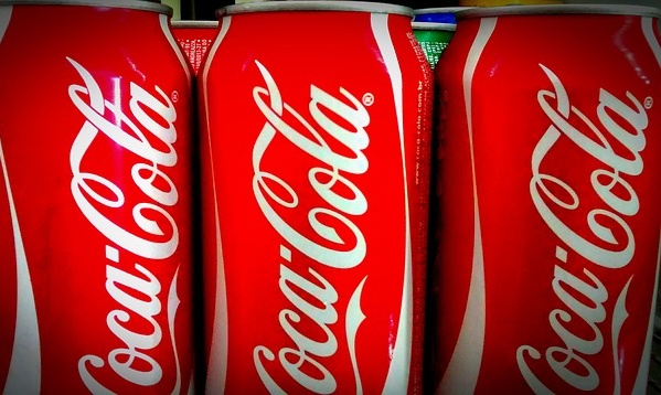 Έβαλε φωτιά σε ένα κουτάκι κόκα κόλα - Δεν φαντάζεστε τι γίνεται!