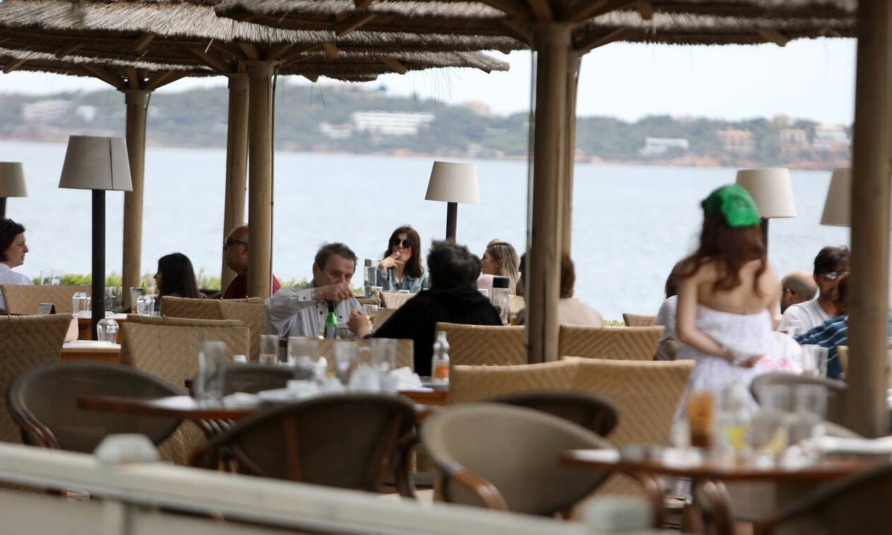 Κορονοϊός: Σύντομα θα ακούσουμε μουσική στην εστίαση - Τι αλλάζει στην απαγόρευση κυκλοφορίας