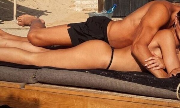 Παιδιά, σας βλέπουν! Γνωστό ζευγάρι ασυγκράτητο στην παραλία (pics)