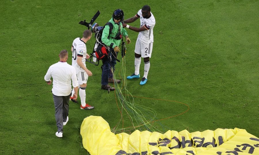 Ελεύθεροι σκοπευτές στο Euro 2020! Σημάδευαν τον εισβολέα - «Θα τον είχαν σκοτώσει, αν...» (photos)