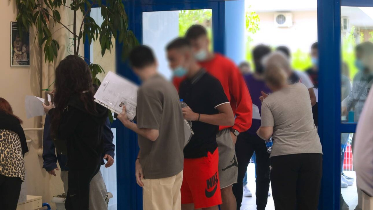 Πανελλήνιες 2021: Τους έπιασαν με κινητά - Μηδενίστηκαν τα γραπτά τους