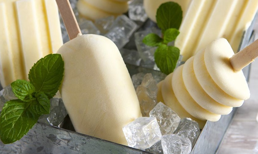 Άκης Πετρετζίκης: Pina colada popsicles