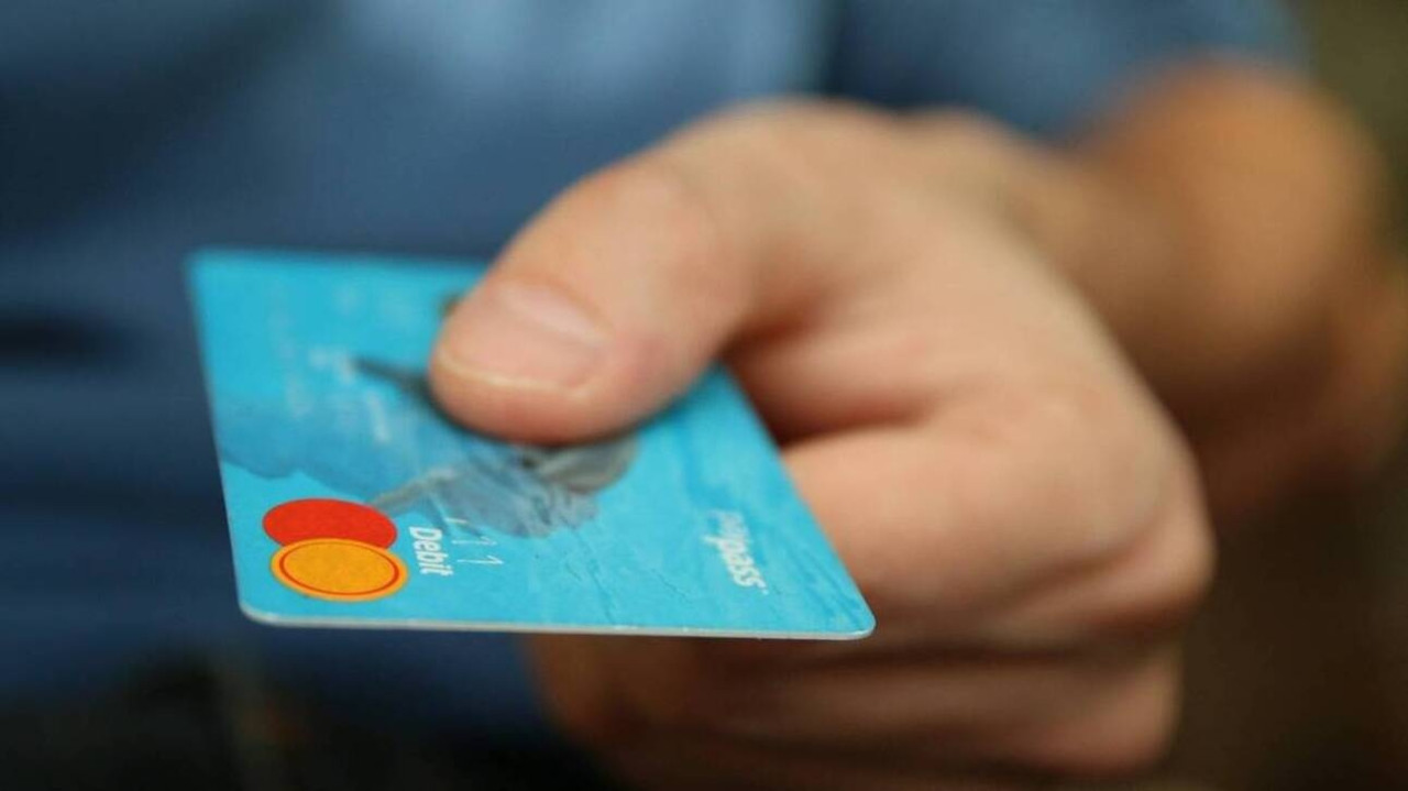 ΕΕΤ: Μονιμοποιείται το όριο των 50 ευρώ για ανέπαφες συναλλαγές χωρίς PIN