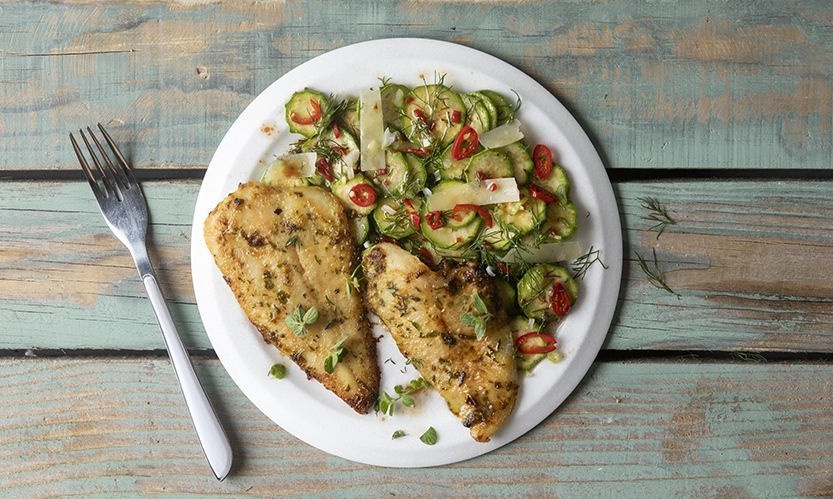 Άκης Πετρετζίκης: Μπακαλιάρος σε κρούστα και σαλάτα με κολοκυθάκια