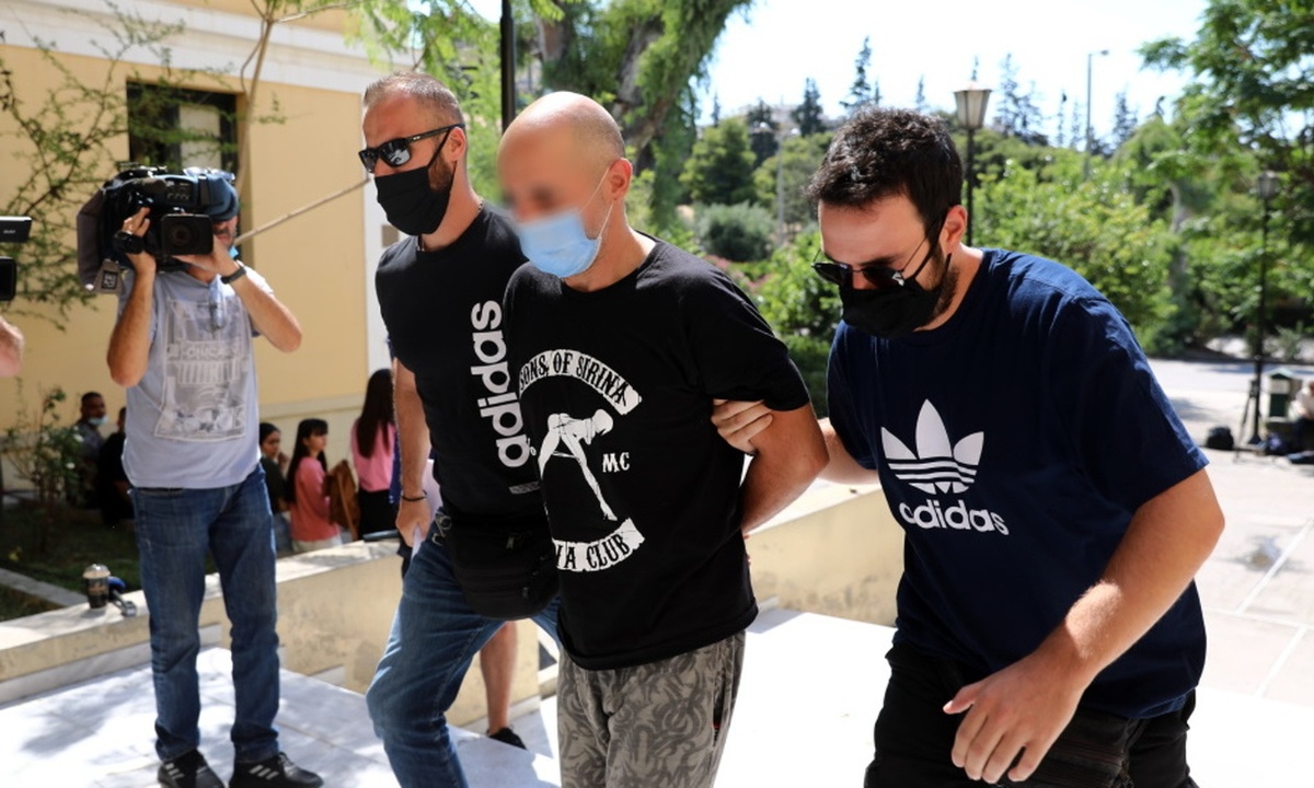 Ηλιούπολη: «Τη βρήκαμε να κλαίει» - Η κατάθεση του αστυνομικού που είδε πρώτος την 19χρονη