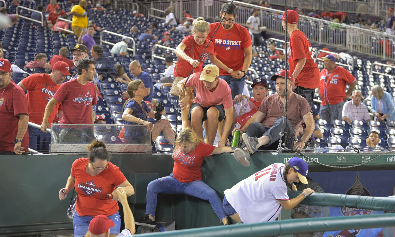 Χάος στις ΗΠΑ: Πυροβολισμοί και τραυματίες σε γήπεδο μπέιζμπολ (photos)