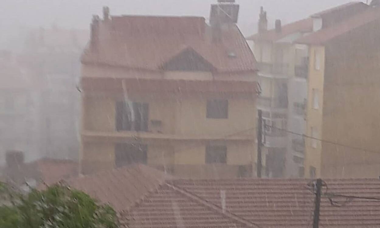 Καιρός: Ξεκίνησε η επέλαση της κακοκαιρίας από την Φλώρινα - Σφοδρή χαλαζόπτωση