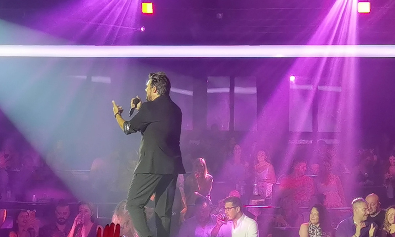 Πάνος Κιάμος: Οι πρώτες εικόνες από την πρεμιέρα του στο Posidonio (video+photos)