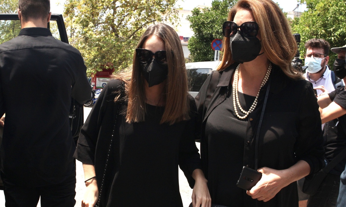 Κηδεία Βοσκόπουλου: Η κόρη του Μαρία, ξέσπασε σε κλάματα στην αγκαλιά δικών της ανθρώπων
