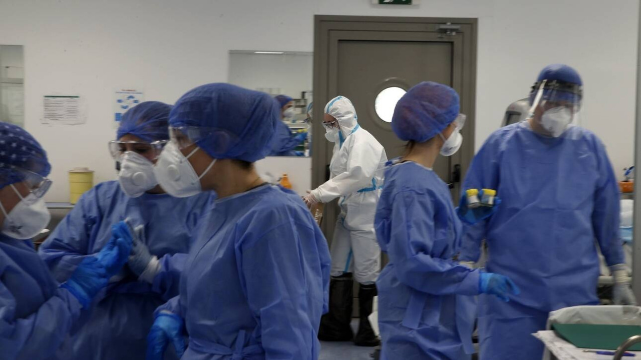 Τα «στοιχήματα» της κυβέρνησης: Η αντοχή του συστήματος Υγείας και η τουριστική κίνηση