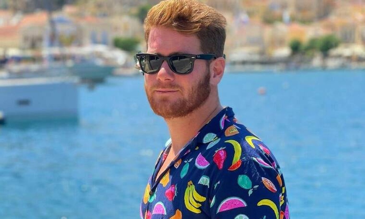 James Καφετζής: Ποζάρει αγκαλιά με την κούκλα Maxine - Η νέα φώτο από τις διακοπές τους!