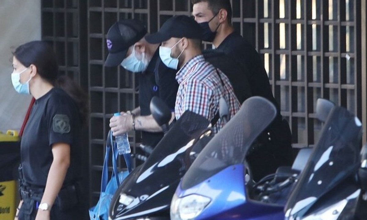 Έκτακτο: Πέτρος Φιλιππίδης: Με χειροπέδες και σκυμμένο κεφάλι οδηγείται στις φυλακές Τρίπολης