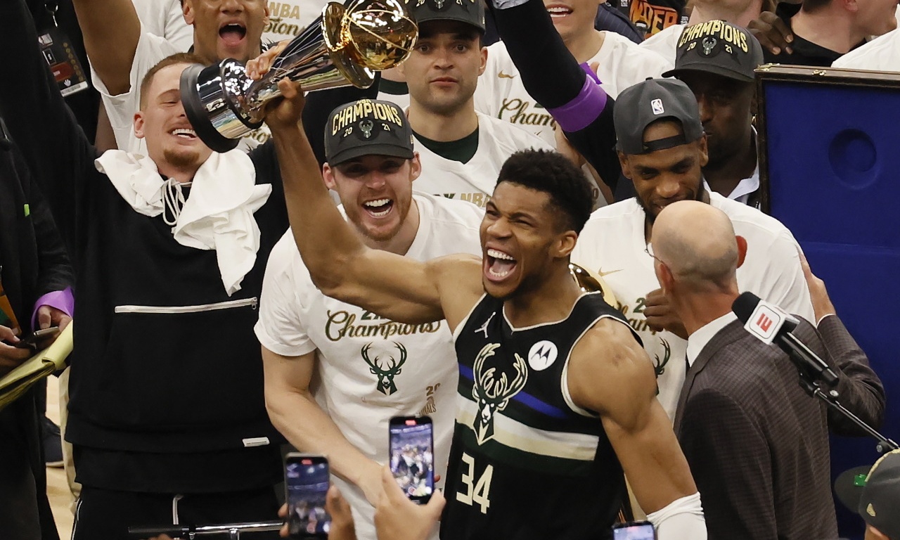 Γιάννης Αντετοκούνμπο: Έρχεται στην Ελλάδα - «Φέρνουμε μαζί το Κύπελλο» (photos)