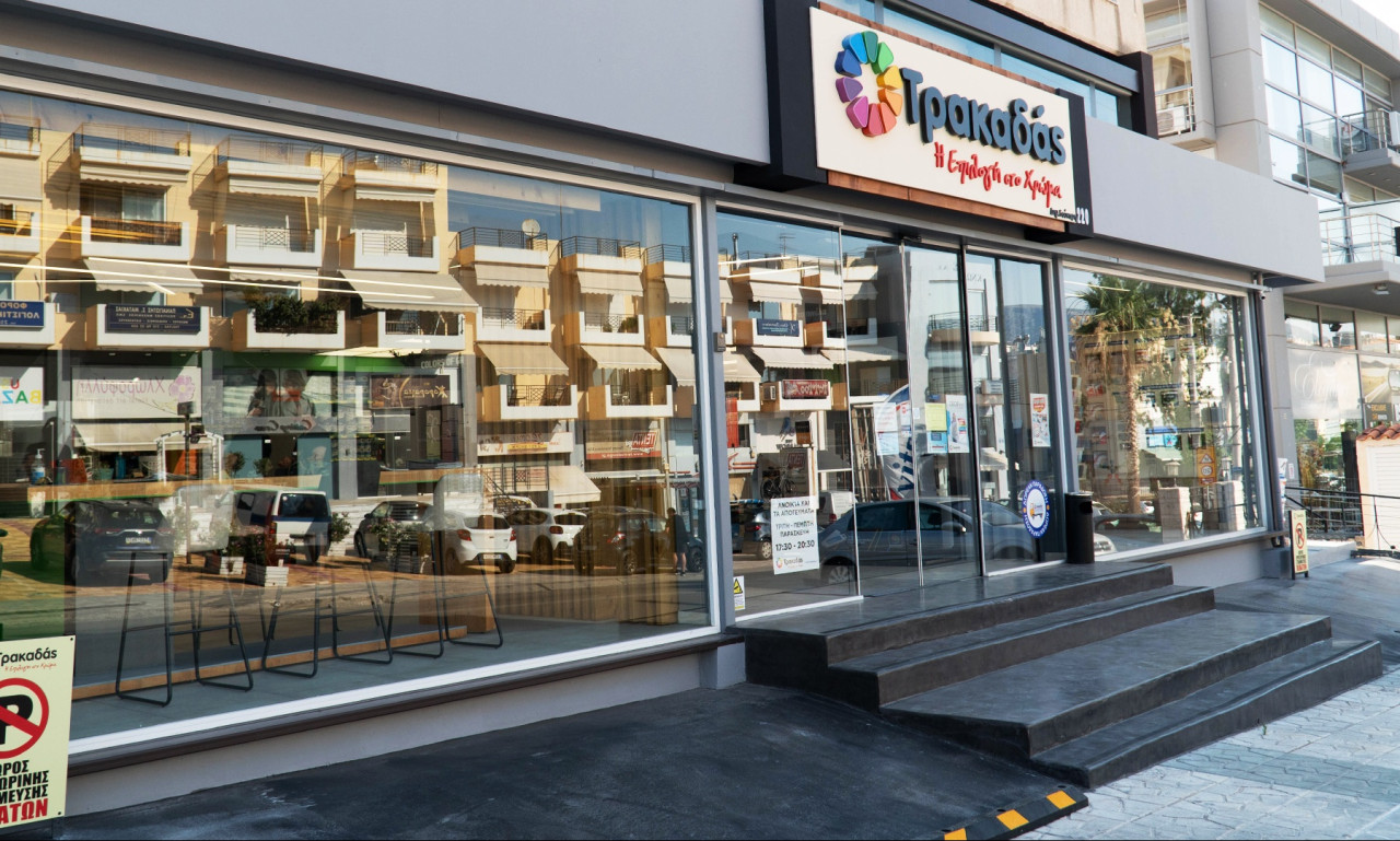Τρακαδάς: Νέο κατάστημα στη Γλυφάδα