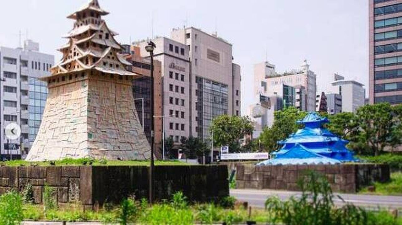 Κάστρα από χαρτόνι και μπλε μουσαμά στο Τόκιο - Ένας ύμνος στο πρόσκαιρο και το εφήμερο